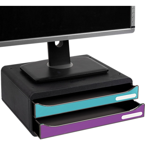 Zwarte monitorstandaard met twee gekleurde lades in turquoise en paars op een bureau.