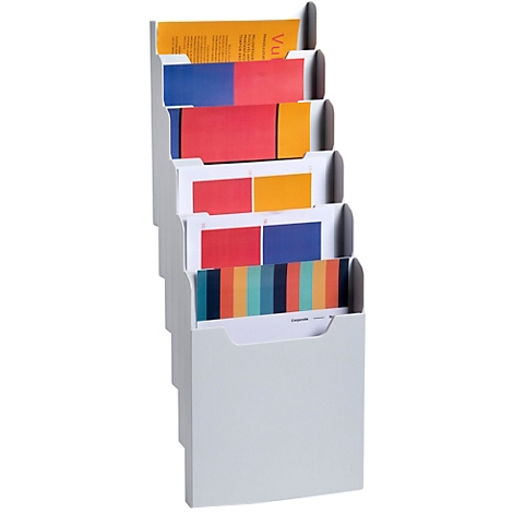 Grijze wandorganizer met gekleurd papier. Ongeveer zes compartimenten zijn verspringend.