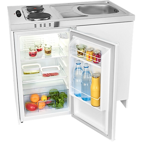 Compacte keuken met fornuis, spoelbak en koelkast, de deur staat open, binnenin voedsel.