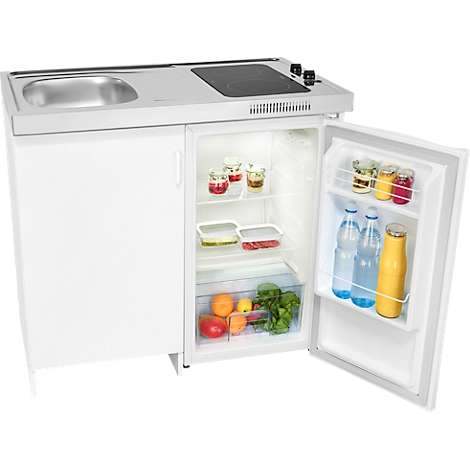 Cuisine compacte avec réfrigérateur ouvert rempli de nourriture, à côté de l'évier et de la plaque de cuisson.