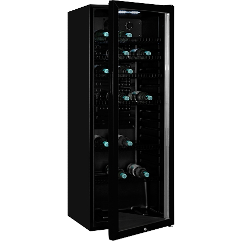 Cave à vin noire avec la porte vitrée ouverte. Plusieurs bouteilles de vin sont stockées dans le meuble.