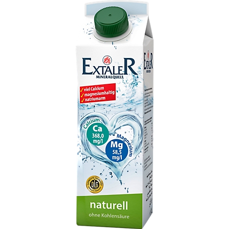 Extaler Mineralquell Naturell Wasser in weißem Getränkekarton mit grünem Verschluss auf neutralem Hintergrund.