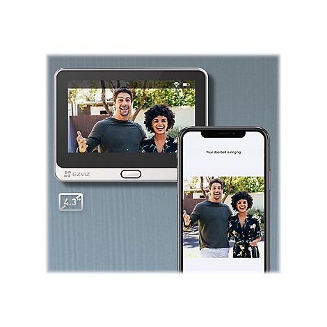 Überwachungsbildschirm mit zwei Personen, Smartphone zeigt gleiches Bild. Text: Your doorbell is ringing.