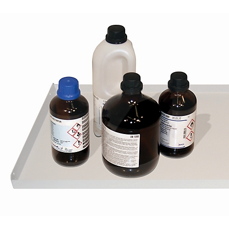 Vier Flaschen Chemikalien stehen auf einem weißen Tablett. Zwei braune Flaschen und eine helle Flasche mit Griff. Alle haben schwarze Deckel.
