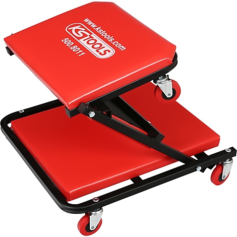 Roter Werkstatthocker mit Rädern. Auf der oberen Sitzfläche befindet sich ein KS TOOLS Logo. Die schwarze Metallkonstruktion verbindet die beiden Sitzflächen.