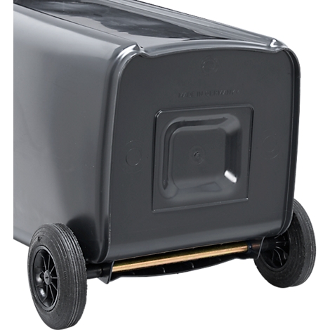 Grauer Müllcontainer, Detailansicht der Unterseite mit Rädern und Metallstange.