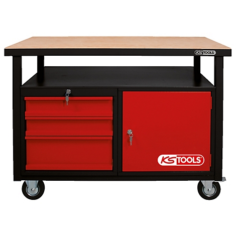 Werkbank mit roter Schubladen und Schranktüren, schwarzem Gestell, Holztischplatte, KS TOOLS Logo und Rädern.