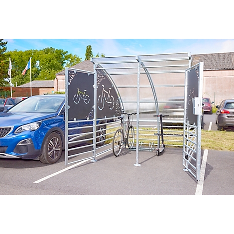 Fahrradunterstand mit Fahrrad und Roller. Auf dem schwarzen Schild sind Fahrradsymbole.