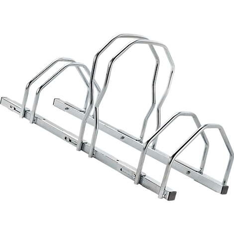 Fahrradständer aus Metall. Mehrere Bügel in einem Winkel auf einer Schiene angebracht.