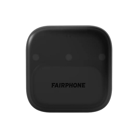 Schwarze, quadratische Fairphone-Ladebox mit abgerundeten Ecken und mittigem Schriftzug vor weißem Hintergrund.