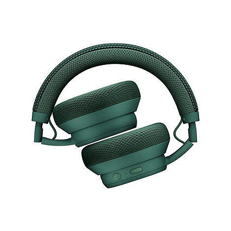 Casque audio vert foncé, plié, sur fond blanc. L'arceau et les écouteurs sont recouverts de tissu texturé.