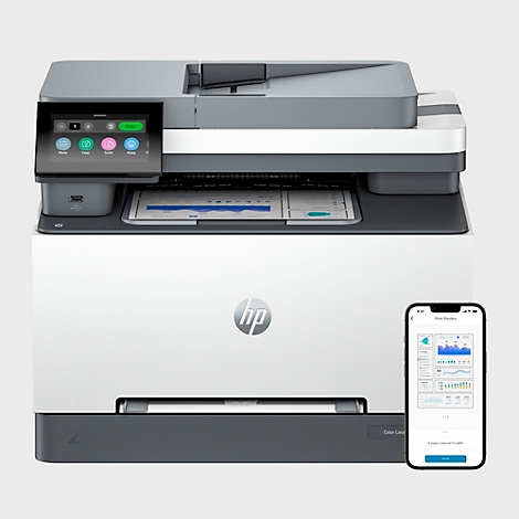 Ein Mann bedient einen Drucker an einem Schreibtisch. Der Drucker hat ein HP Logo. Im Hintergrund stehen Aktenordner.