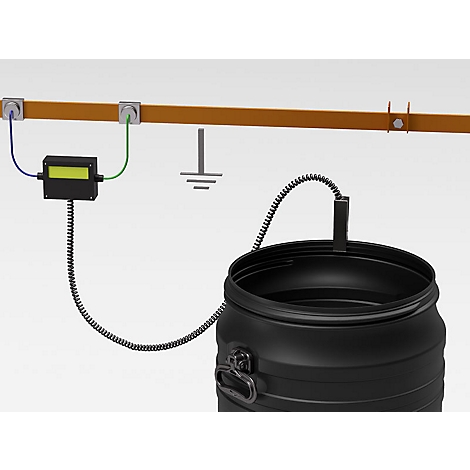 Schwarzfass mit Kabel, verbunden mit einer Messvorrichtung und einer Erdung.