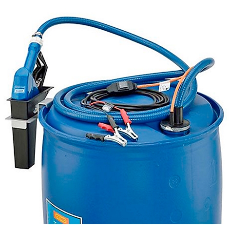 Blaue Fasspumpe mit blauem Schlauch, Tankpistole und Krokodilklemmen. Auf dem Fass ist ein Kabel aufgewickelt.