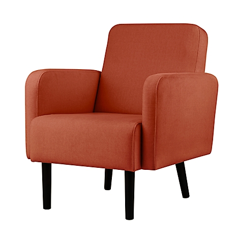 Un fauteuil orange avec des pieds noirs. Il a des accoudoirs et un dossier haut.