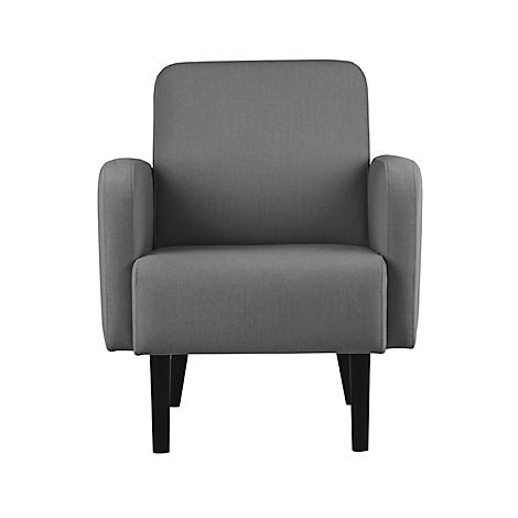 Grijze fauteuil met zwarte poten, tegen een witte achtergrond.