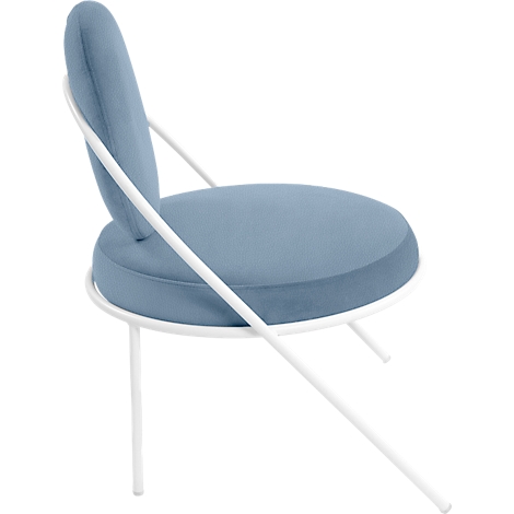 Chaise bleu clair avec cadre blanc. L'assise et le dossier sont en tissu.
