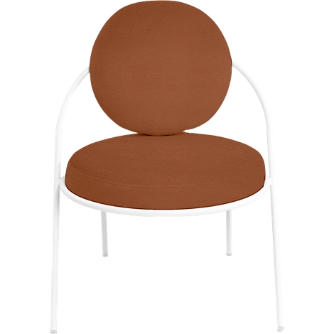 Une chaise avec une structure blanche et une assise et un dossier marron. Le dossier est rond.