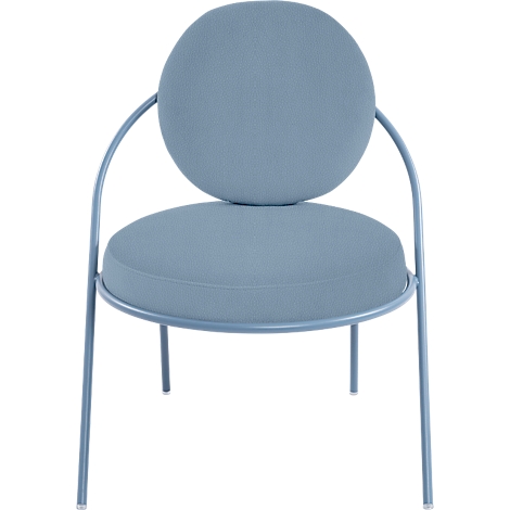 Chaise bleue claire et ronde avec revêtement en tissu et cadre en métal.