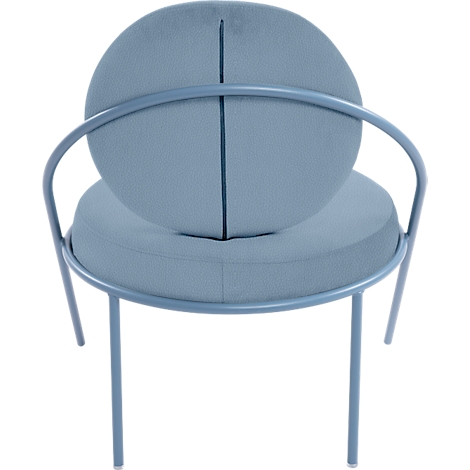 Chaise bleu clair photographiée d'en haut. Assise et dossier ronds, couture plus foncée sur le dossier, pieds fins en métal.