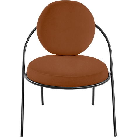 Une chaise marron avec assise et dossier ronds, cadre en métal noir.