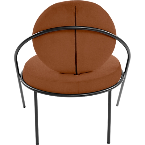 Chaise ronde marron photographiée de dos. Cadre en métal noir. Le dossier est doté d'une couture verticale.