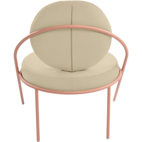 Chaise avec tissu beige et cadre en métal rose. Le dossier rond est divisé en deux moitiés.