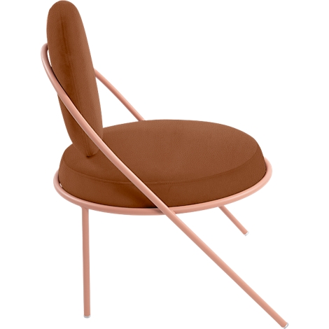 Une chaise marron avec une assise ronde, un dossier et une structure en métal rose. La chaise est légèrement inclinée.