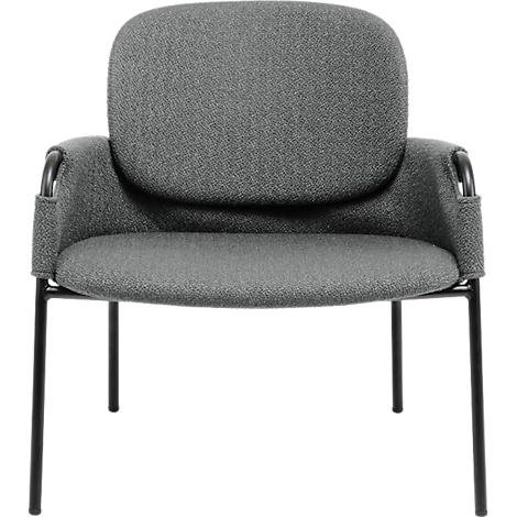 Fauteuil gris avec accoudoirs, cadre noir et dossier arrondi.