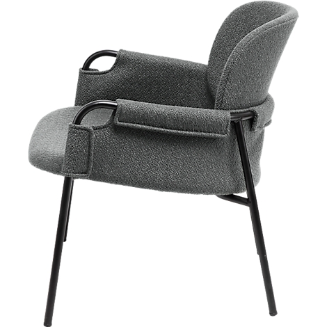 Fauteuil gris, vue de côté. Cadre noir, revêtement en tissu. Accoudoirs arrondis. Design minimaliste.