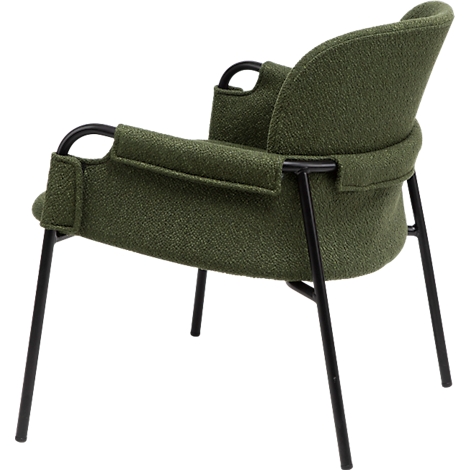 Fauteuil vert avec pieds et accoudoirs en métal noir. Le dossier est incurvé.