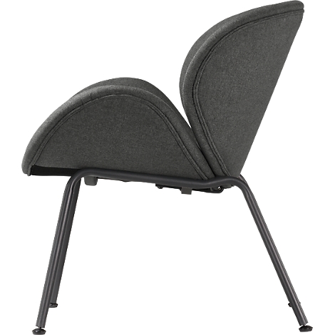 Fauteuil gris foncé, vue de côté. Assise et dossier en tissu. Pieds en métal, minimalistes.