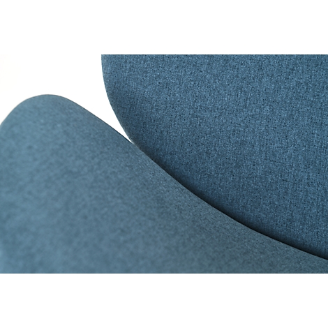 Gros plan sur le rembourrage bleu d'une chaise. Le tissu est légèrement texturé.