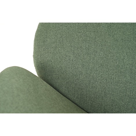 Gros plan sur un tissu vert avec une texture visible. Le tissu est légèrement courbé.