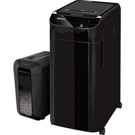 Zwei schwarze Aktenvernichter, einer klein und einer groß, stehen nebeneinander. Der Große hat Rollen.