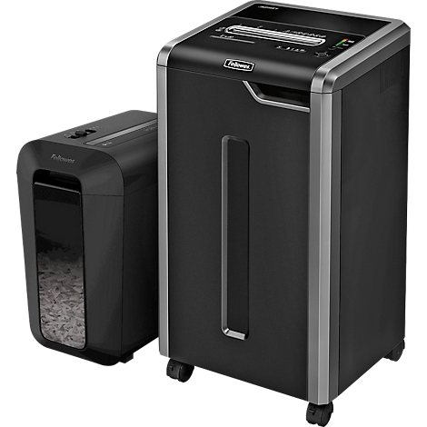Zwei schwarze Aktenvernichter. Der größere steht auf Rollen.