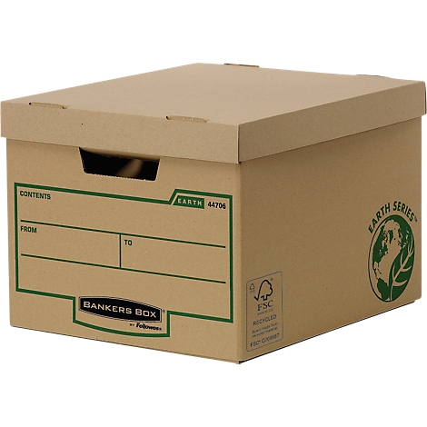 Ein geschlossener, brauner Archivkarton mit Deckel. Auf der Vorderseite grüne Beschriftungsfelder und Logos, wie "Bankers Box".