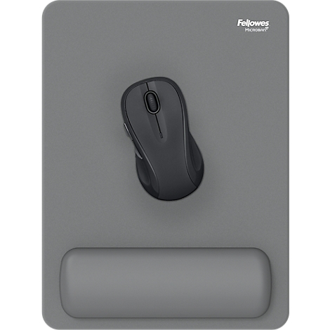 Een man zit aan een bureau en werkt op de computer. Hij draagt een blauw overhemd. Toetsenbord, muis en monitor zijn zichtbaar.