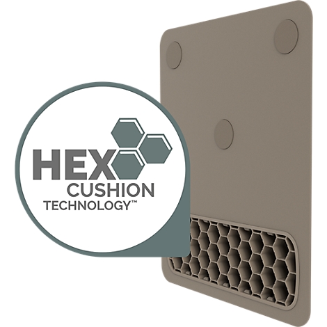 Close-up van een persoon die typt op een wit toetsenbord op een wit bureau. Muis en monitorstandaard zijn ook zichtbaar.