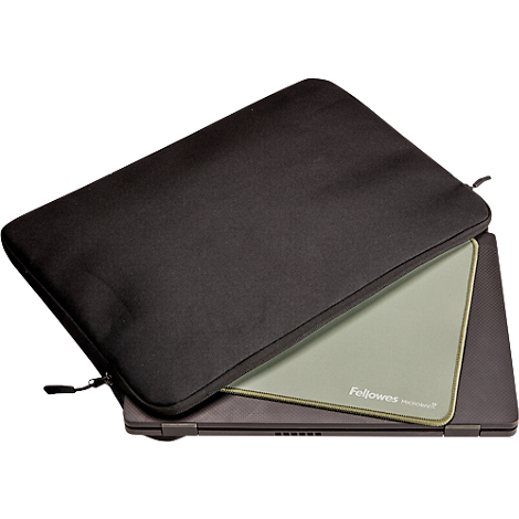 Zwarte laptophoes met rits, met daarin een laptop en een groene laptoponderlegger. Op de onderlegger staat Fellowes.