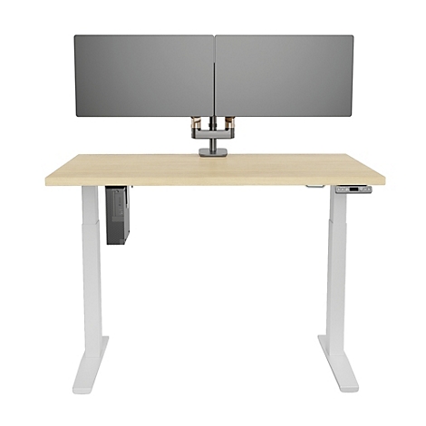 Ein höhenverstellbarer Schreibtisch mit Monitor, Tastatur und Maus. Fußstütze, Pflanzen und Zubehör. Holzlatten-Wand im Hintergrund.