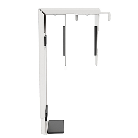 In hoogte verstelbaar bureau met monitor, toetsenbord en muis. Voetsteun, kabelmanagement en een plant zijn zichtbaar.