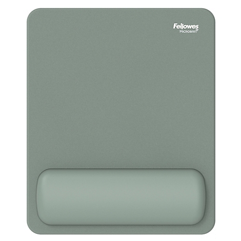 Nahaufnahme einer Person, die mit einer drahtlosen Tastatur und Maus auf einem hellen Holzschreibtisch arbeitet. Die Tastatur und Mausmatte haben eine grüne Handballenauflage.