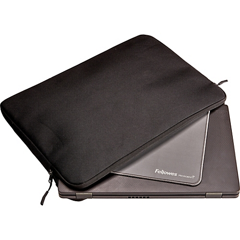 Schwarze Laptoptasche mit Reißverschluss, in der ein Laptop liegt. Der Bildschirm des Laptops ist zu sehen.