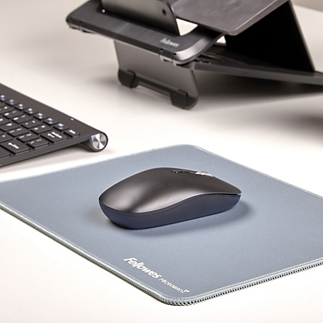 Blaues rechteckiges Mousepad, Marke Fellowes. Geringeltes Muster am Rand.
