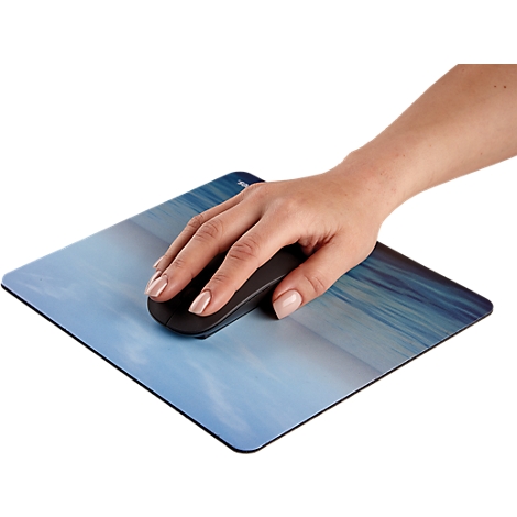 Ein rechteckiges Mousepad mit einem Meeresmotiv. Im unteren Bereich steht der Schriftzug "Fellowes".