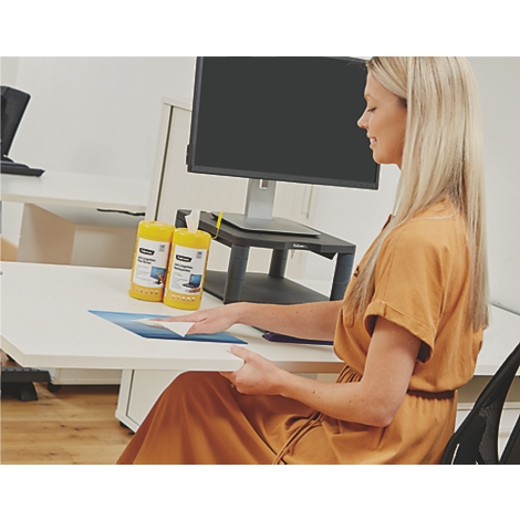 Ein schwarzes Mauspad mit Ozeanmotiv und einer schwarzen Maus. Das Fellowes Logo ist unten rechts.