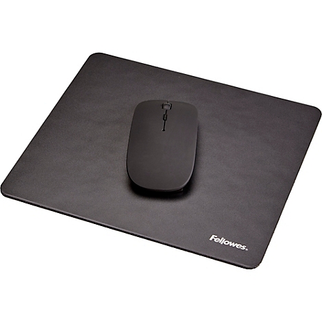 Schwarze Computermaus auf schwarzem Mauspad. Mauspad hat abgerundete Ecken und den Aufdruck „Fellowes“. 