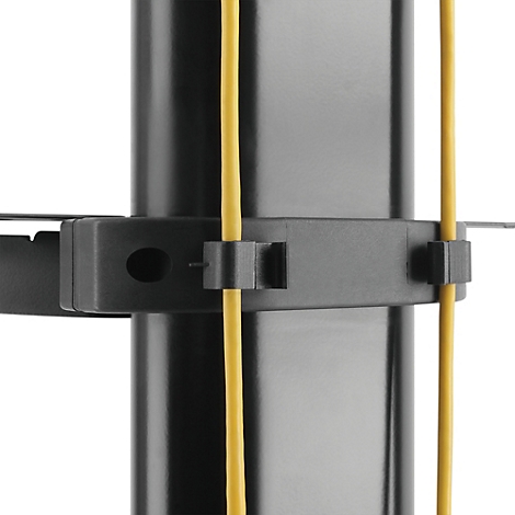 Schwarzer, rollbarer TV-Ständer, der eine Halterung für einen Bildschirm und eine Ablage hat. Auf Rollen für Mobilität.