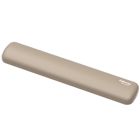 Repose-poignet beige pour clavier, forme arrondie. Au bout se trouve le nom de l'entreprise Fellowes.